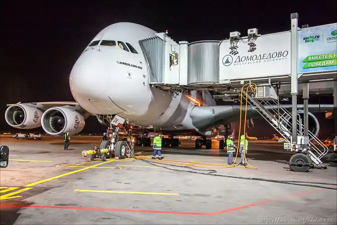 Как обслуживают самый большой пассажирский самолет в Домодедово