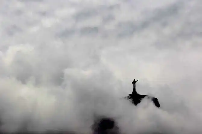 Как ремонтируют поврежденную молнией статую Христа-Искупителя