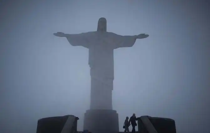 Как ремонтируют поврежденную молнией статую Христа-Искупителя