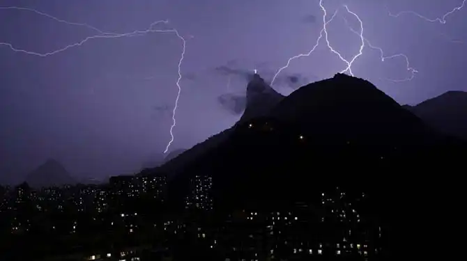 Как ремонтируют поврежденную молнией статую Христа-Искупителя