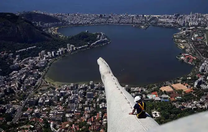 Как ремонтируют поврежденную молнией статую Христа-Искупителя