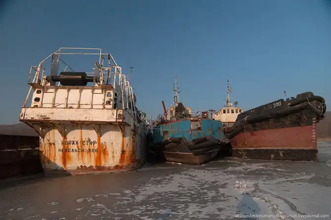 Остатки кладбища кораблей в бухте Труда