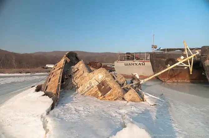 Остатки кладбища кораблей в бухте Труда