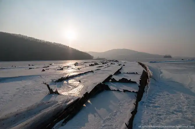 Остатки кладбища кораблей в бухте Труда