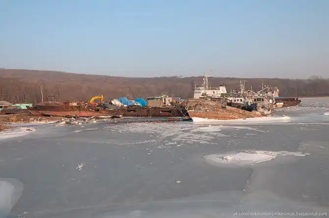 Остатки кладбища кораблей в бухте Труда