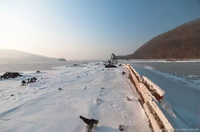 Остатки кладбища кораблей в бухте Труда