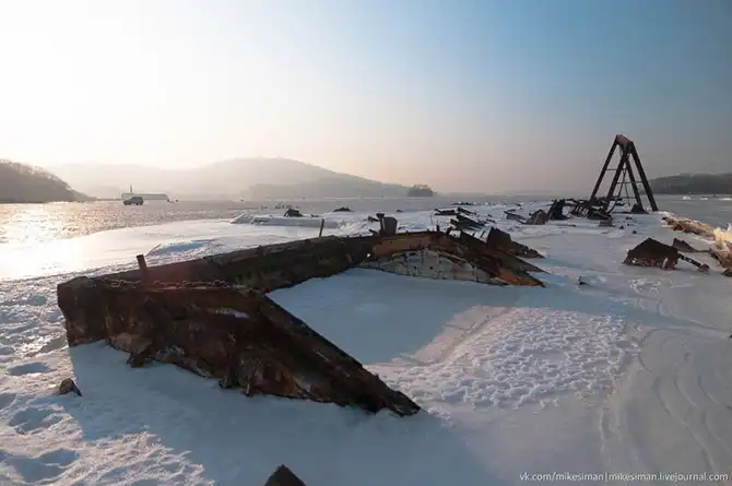 Остатки кладбища кораблей в бухте Труда