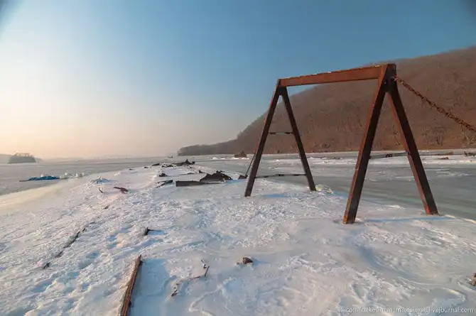 Остатки кладбища кораблей в бухте Труда