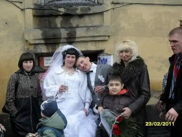 Найди на фотографиях маму жениха