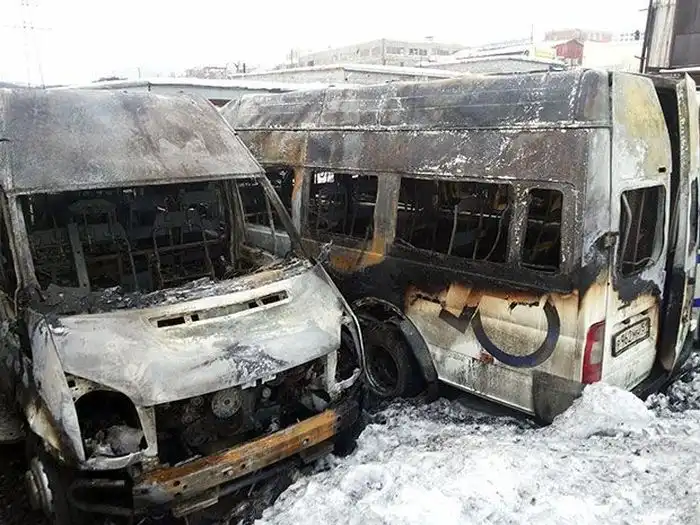 В Мурманске сжигают маршрутные такси
