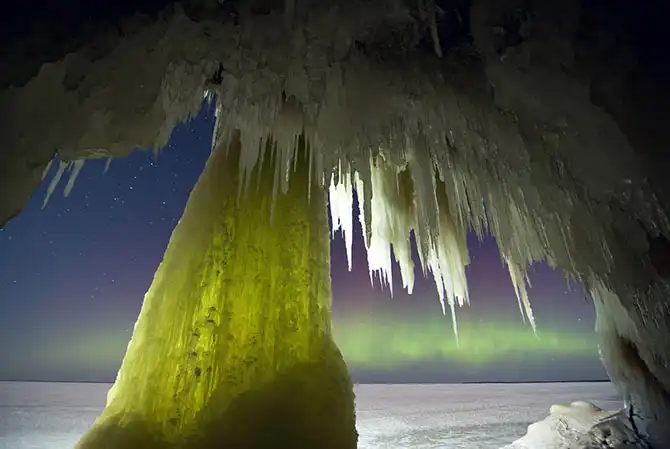 Прогулка по Верхнему озеру к ледяным пещерам