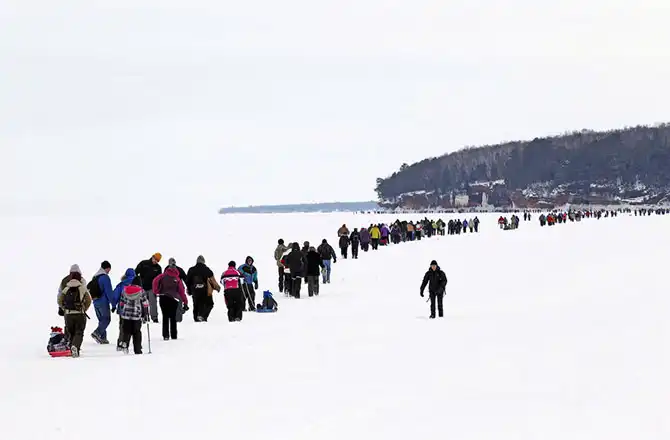 Прогулка по Верхнему озеру к ледяным пещерам