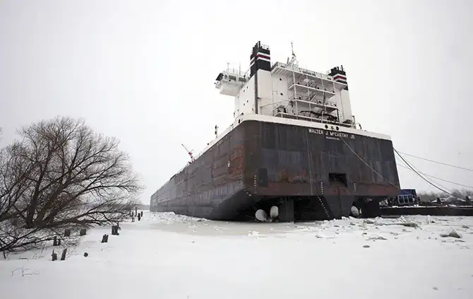 Прогулка по Верхнему озеру к ледяным пещерам