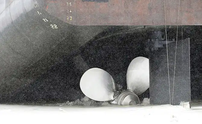 Прогулка по Верхнему озеру к ледяным пещерам