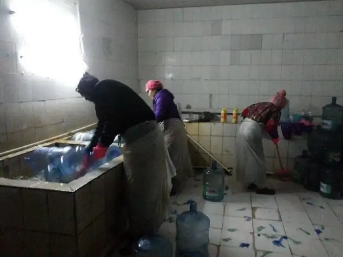 Как в Китае разливают бутилированную воду