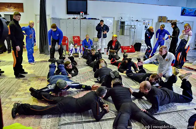 Как парашютисты совершают прыжки