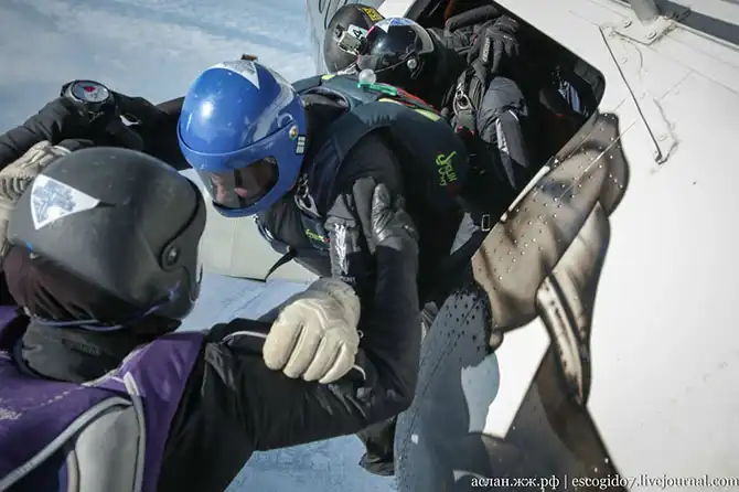 Как парашютисты совершают прыжки