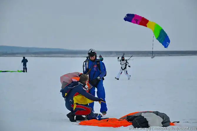 Как парашютисты совершают прыжки