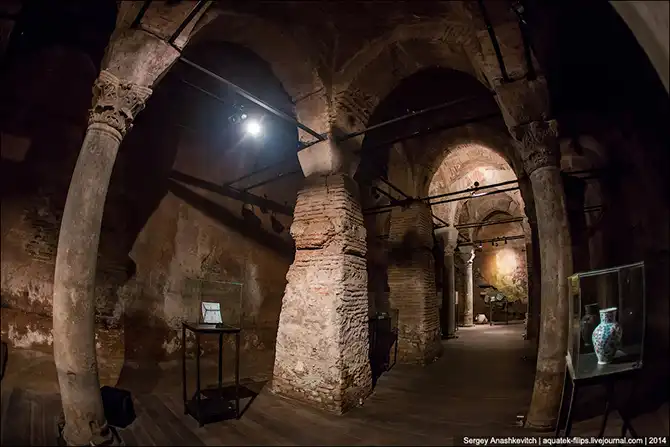 Рестораны, гостиницы, музеи и стадионы, располагающиеся в древних цистернах