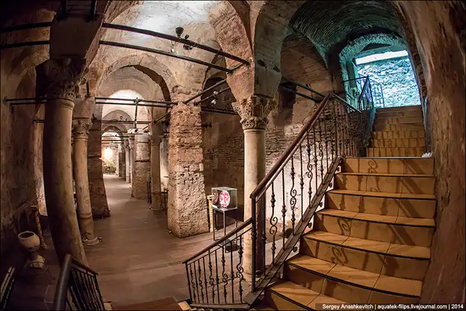 Рестораны, гостиницы, музеи и стадионы, располагающиеся в древних цистернах