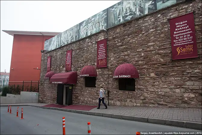 Рестораны, гостиницы, музеи и стадионы, располагающиеся в древних цистернах