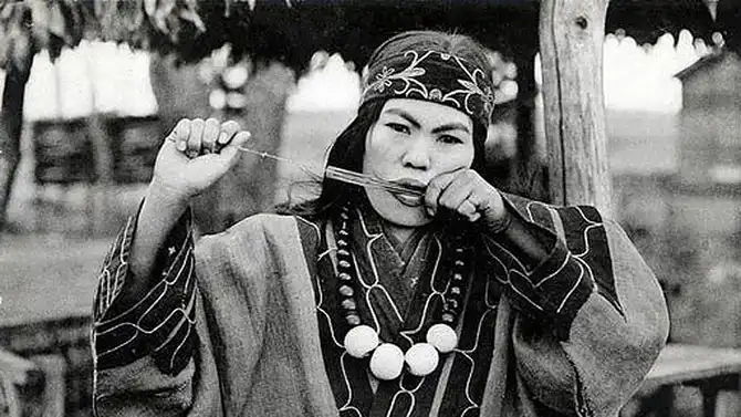 Улыбки женщин Айну