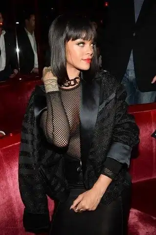 Рианна пришла на вечеринку с голой грудью  (6 фото)