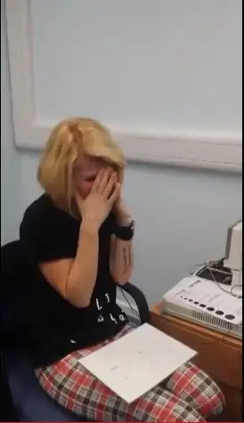 Женщина слышит впервые за 40 лет.