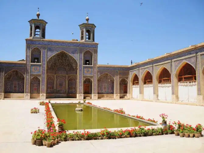 Прогулка по великолепной «Розовой мечети» в утренние часы