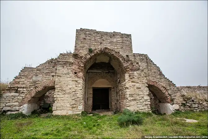 Золотые Ворота Царьграда или Тюрьма для ВИП-персон