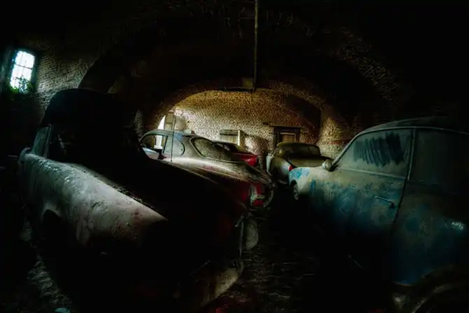 Автопарк ретро автомобилей «Альфа-Ромео» в подземелье