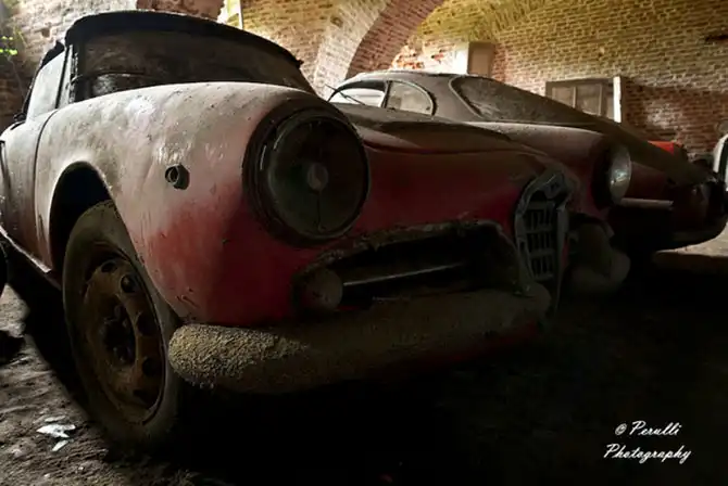 Автопарк ретро автомобилей «Альфа-Ромео» в подземелье