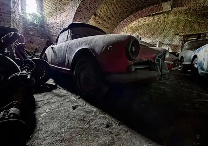 Автопарк ретро автомобилей «Альфа-Ромео» в подземелье