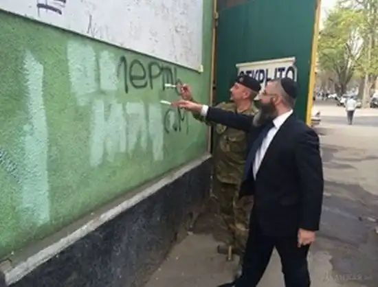 Почему "Правый сектор" закрашивает надписи на еврейском кладбище