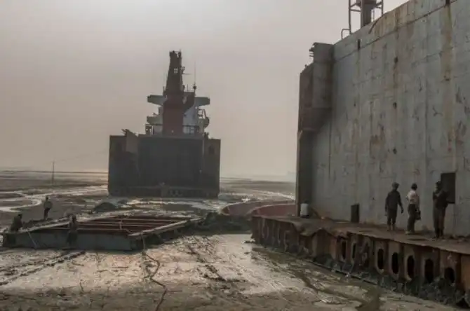 Как разбирают корабли в Бангладеш