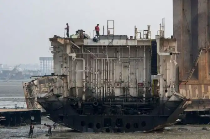 Как разбирают корабли в Бангладеш