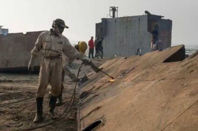 Как разбирают корабли в Бангладеш