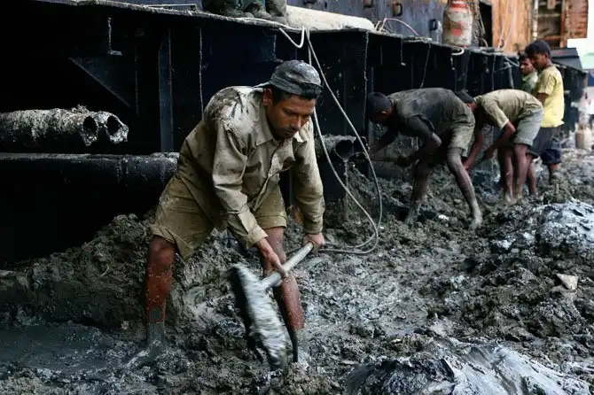 Как разбирают корабли в Бангладеш