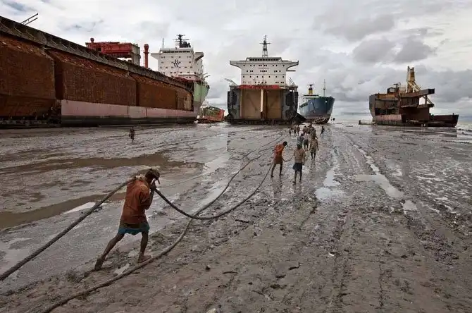 Как разбирают корабли в Бангладеш