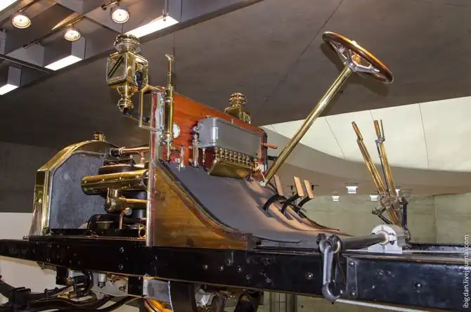 Экскурсия в Музей самодвижущихся экипажей компании Мерседес