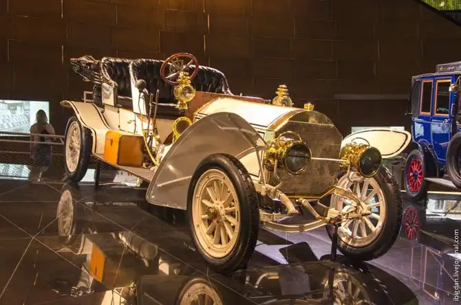 Экскурсия в Музей самодвижущихся экипажей компании Мерседес