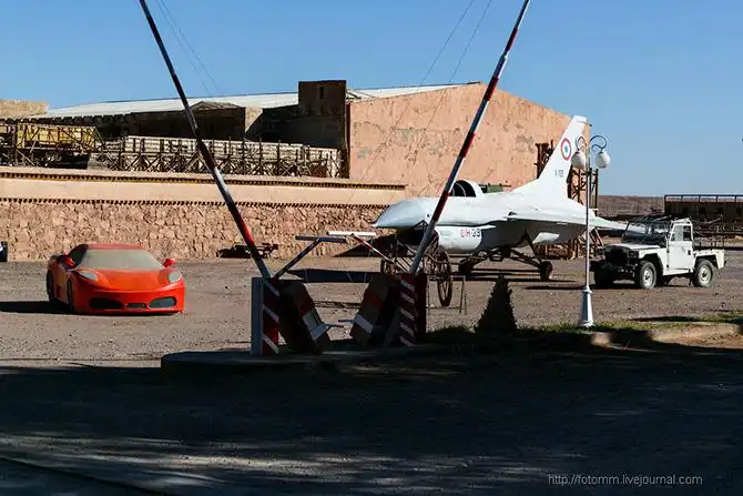 Бутафорский Голливуд и козы на деревьях