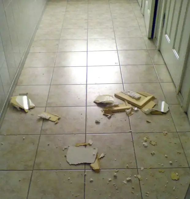 Девушка застряла в кабинке туалета