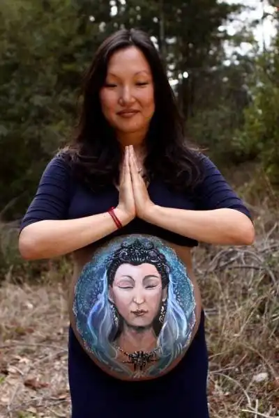 Необычный бодиарт для беременных женщин