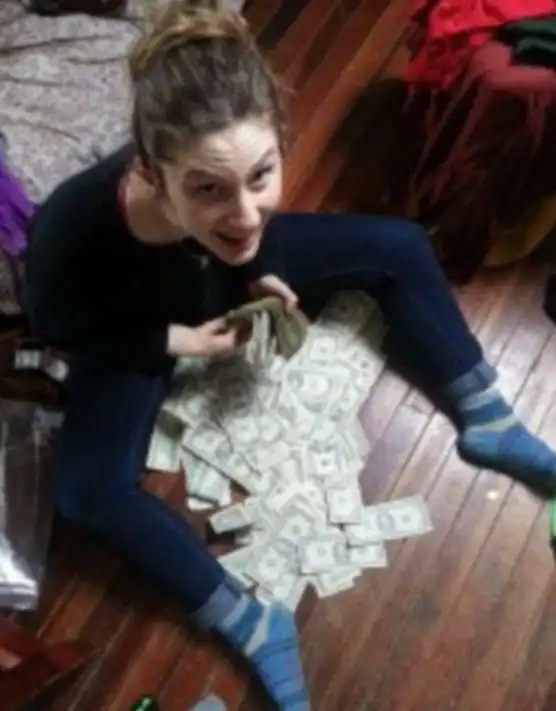 Студенты нашли деньги в диване