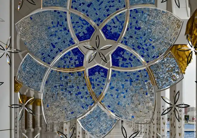 Прогулка по одной из самых больших мечетей мира