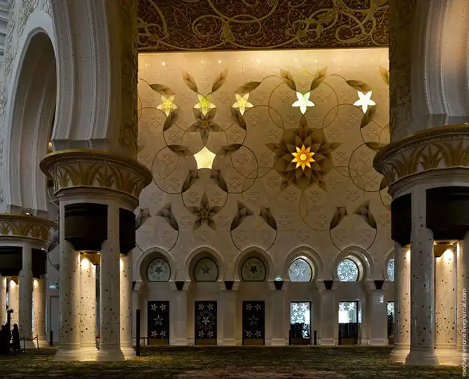 Прогулка по одной из самых больших мечетей мира