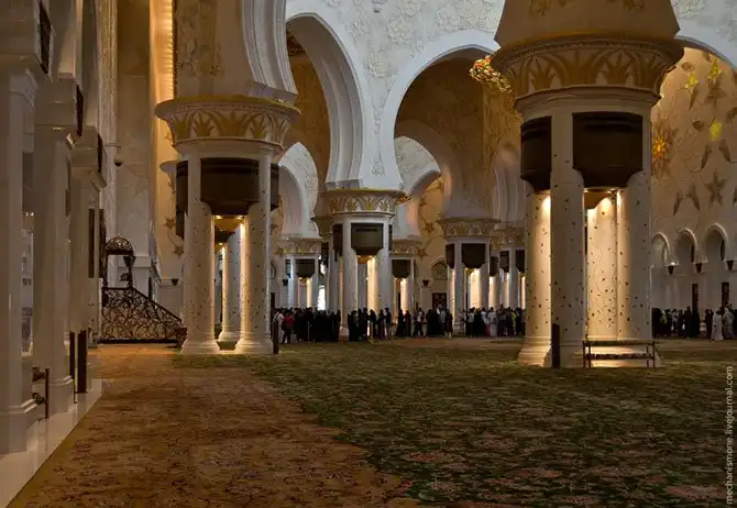 Прогулка по одной из самых больших мечетей мира