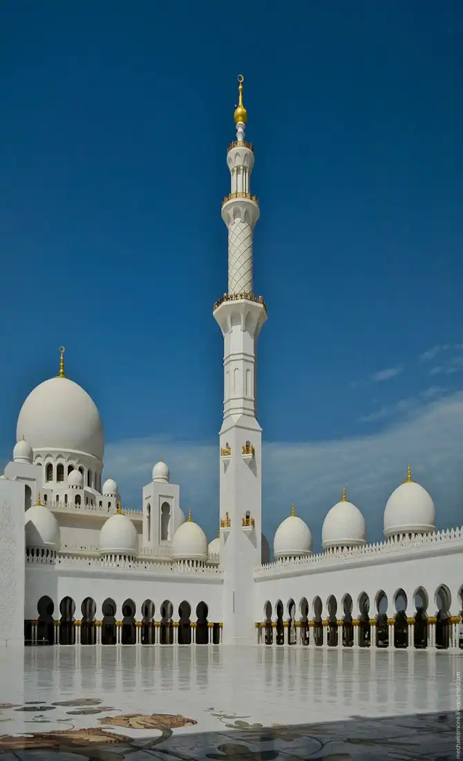 Прогулка по одной из самых больших мечетей мира