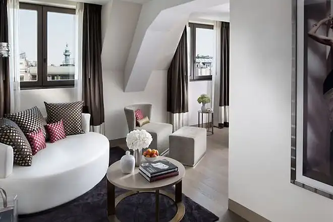 Отель-дворец в самом сердце Парижа